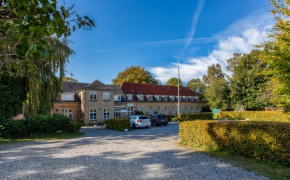 Отель Fredensborg Vandrerhjem, i Kongens baghave  Фреденсборг